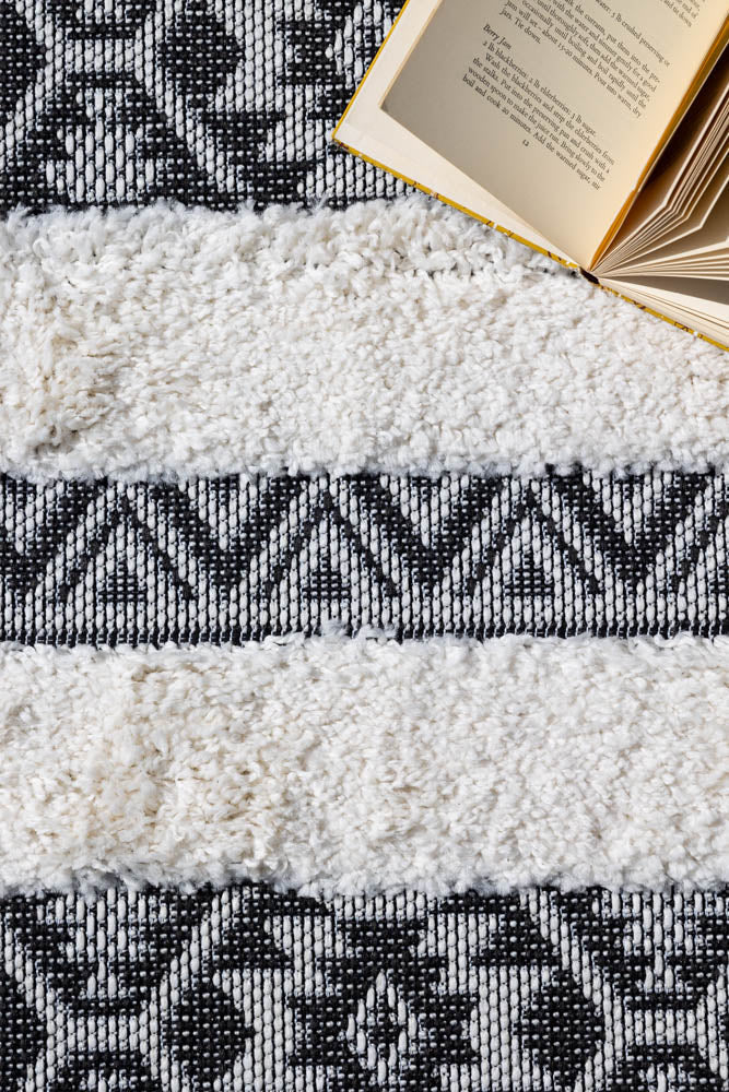 Monochrome Aztec Stripe Indoor/Outdoor Garden Rug - 3 Sizes Available